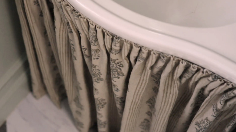 Fırfırlı vintage kumaşın yakın çekimi.