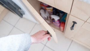 Amazon’da 50 Doların Altında Bulabileceğiniz Yerden Tasarruflu Lavabo Altı Düzenleyici