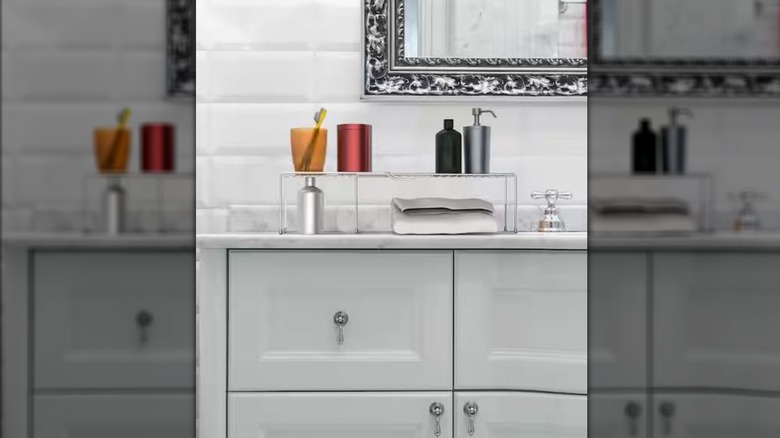 Banyo tezgahında hijyen malzemeleriyle birlikte Klasik Mutfak saklama rafı