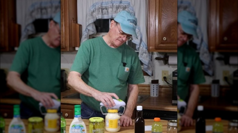 Robo Twist kullanarak kavanozu açan adam