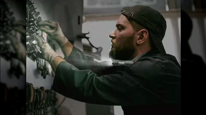 çalışırken Husky boyun lambası takan adam