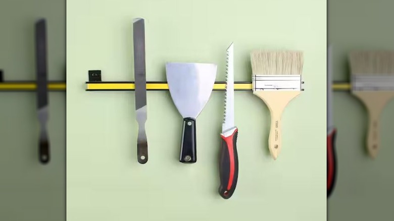 Boyama aletleri için kullanılan Everbilt manyetik saklama çubuğu