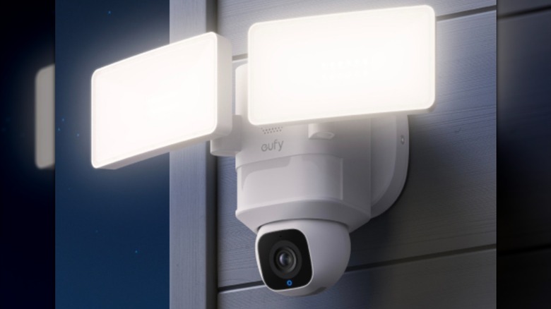 Bir evin yan tarafına monte edilmiş güvenlik kamerası ve projektör