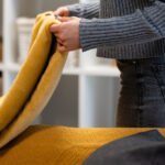 Merdiven Değil, Raf Değil: İkinci El Mağazasında Bulabileceğiniz Battaniye Depolama Çözümü