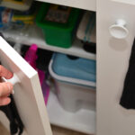 Çöp Kutusu Değil, Sepet Değil: Derin Banyo Dolaplarını Düzenlemenin Daha İyi Yolu