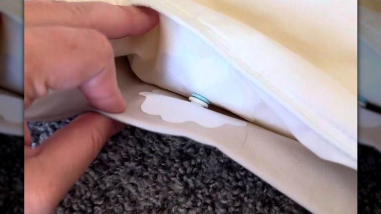 Birisi yorgan çıtçıtlarının nasıl çalıştığını gösteriyor.