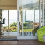 Beyaz Değil, Siyah Değil: Doğal Bir Görünüm İçin Sürgülü Cam Kapılar İçin En İyi Döşeme Rengi