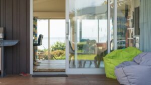 Beyaz Değil, Siyah Değil: Doğal Bir Görünüm İçin Sürgülü Cam Kapılar İçin En İyi Döşeme Rengi