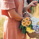 Antika Piknik Sepetlerini En Şirin Asılı Sundurma Dekoruna Dönüştürün