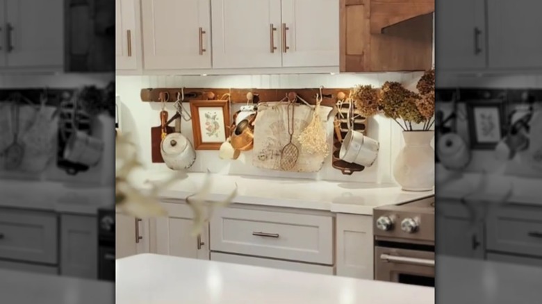 Yatak direklerinden yapılmış bir mutfak rafı