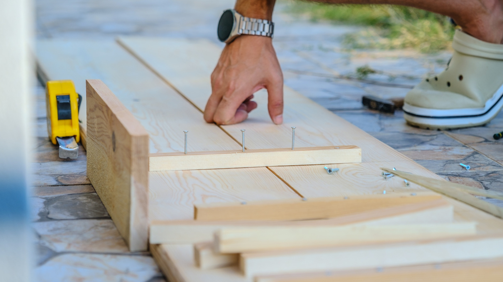 Şık Kaldırım Çekiciliği İçin Yakacak Odun Deposu Olarak İkiye Katlanan DIY Sundurma Tezgahı