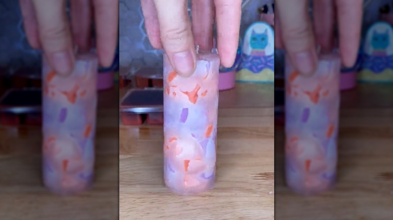 Balmumu artıkları ve tuvalet kağıdı rulosu kalıbından yapılmış bitmiş bir DIY mum.