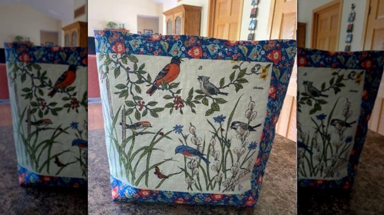 Vintage bulaşık havlusundan yapılmış, kuş ve dal desenli, fermuarlı saklama çantası.