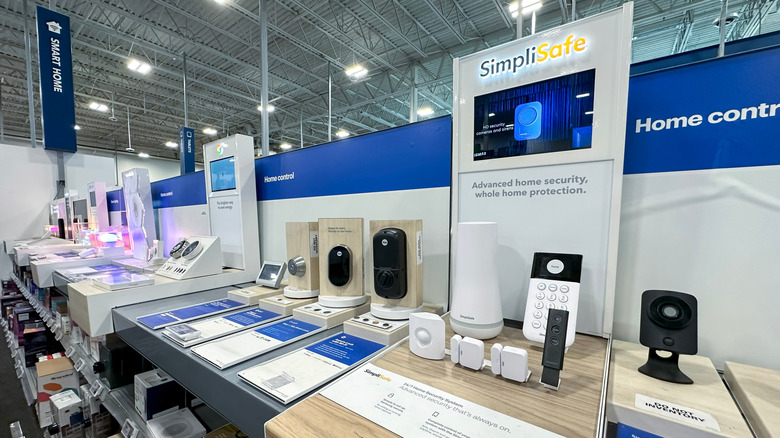 SimpliSafe ev güvenlik ürünleri bir mağazanın akıllı ev bölümündeki rafta duruyor.