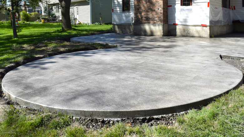Pürüzsüz, yuvarlak bir beton veranda