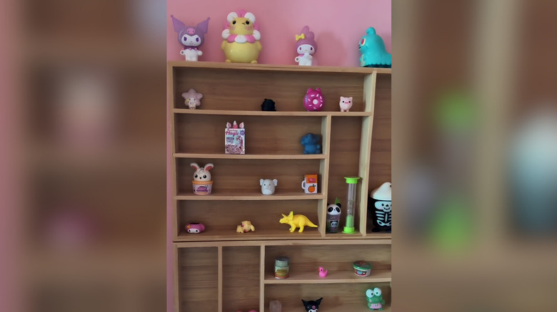 Gümüş eşya düzenleyiciyi kullanan biblo rafı