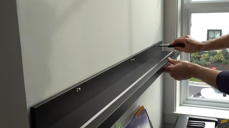 IKEA MOSSLANDA resim çıkıntısını kuran kişi