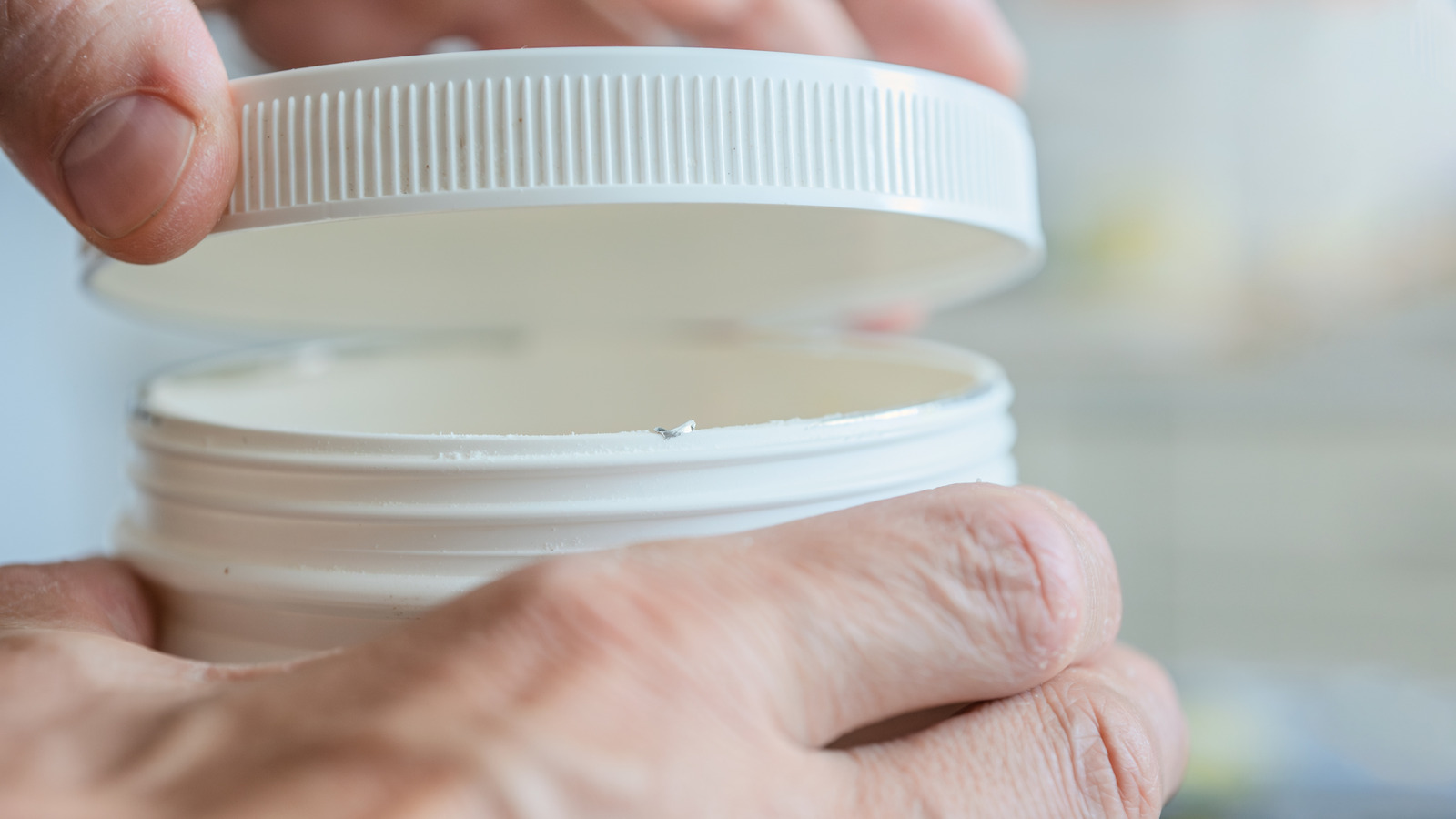 Plastik Kapağı Akıllı Bir Mutfak Gereçleri Depolama Çözümüne Dönüştürün