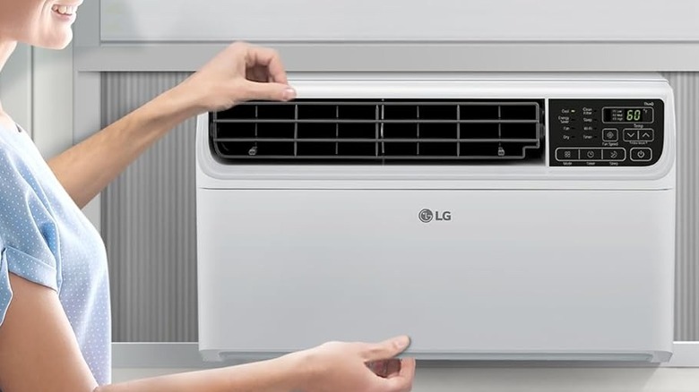 LG pencere klimasını ayarlayan kadın
