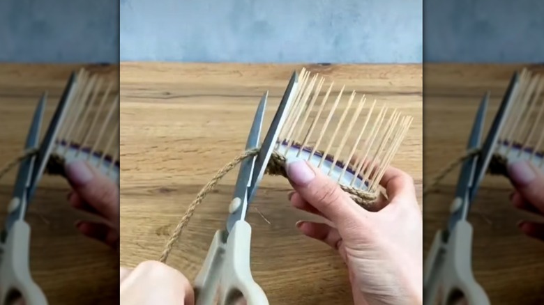 Kavanoz kapağı, kürdan ve sicim kullanarak DIY mini tabak yapan kişi
