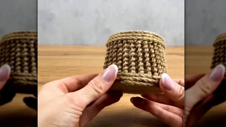 Kavanoz kapağı, kürdan ve sicim kullanılarak yapılan DIY mini saksı