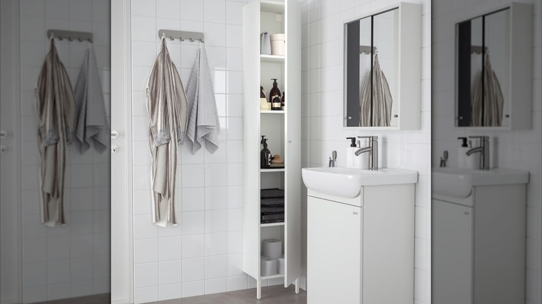 Beyaz ve modern bir banyodaki dolabın IKEA katalog fotoğrafı