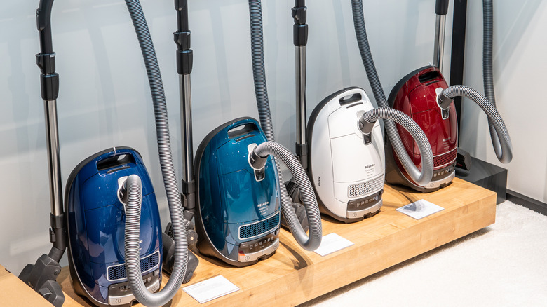 Miele kutulu elektrikli süpürgeler bir mağazada sergileniyor