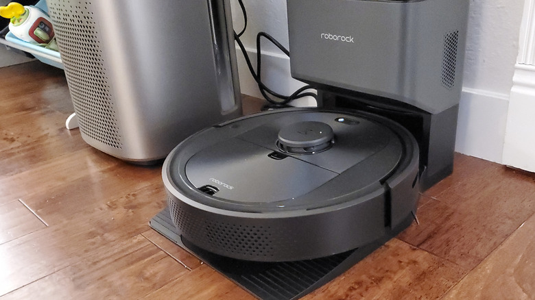 Roborock robotik süpürge şarj istasyonunda