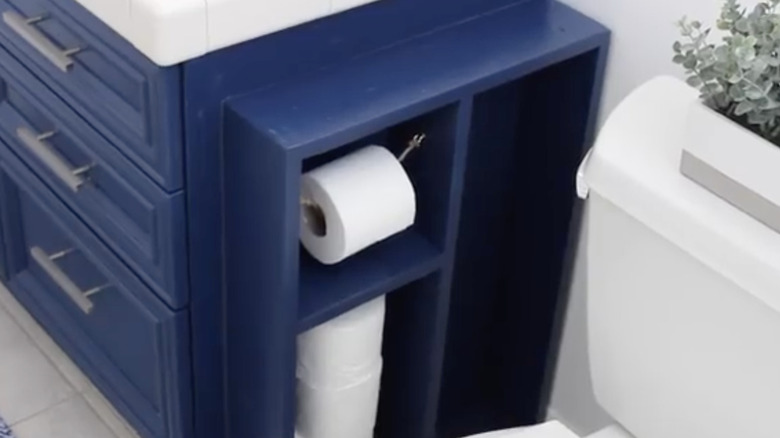 Basit DIY becerileri kullanılarak yapılan yerleşik tuvalet kağıdı saklama alanı