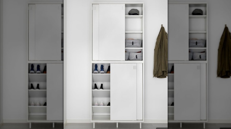 IKEA MACKAPÄR ayakkabı ve diğer eşyaları iki birim yükseklikte istifledi