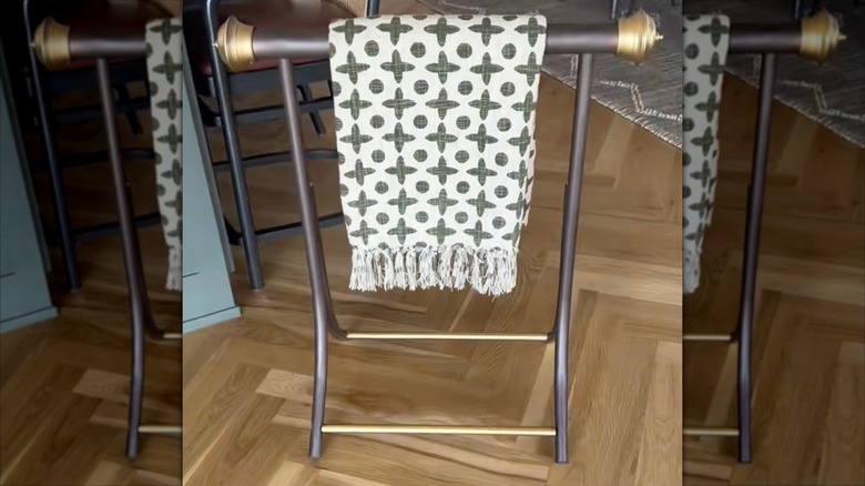 Küçük bir atış tutan modernize edilmiş pirinç battaniye rafı