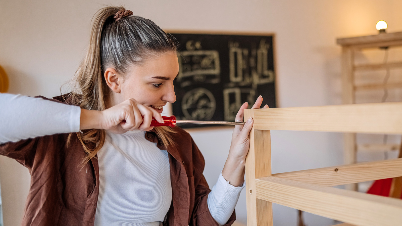 IKEA'nın İç ve Dış Mekan Dağınıklığını Çözmek İçin Yeni Bir Raf Çözümü Var