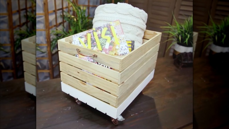 Tekerlekli bir DIY ahşap saklama sandığı.
