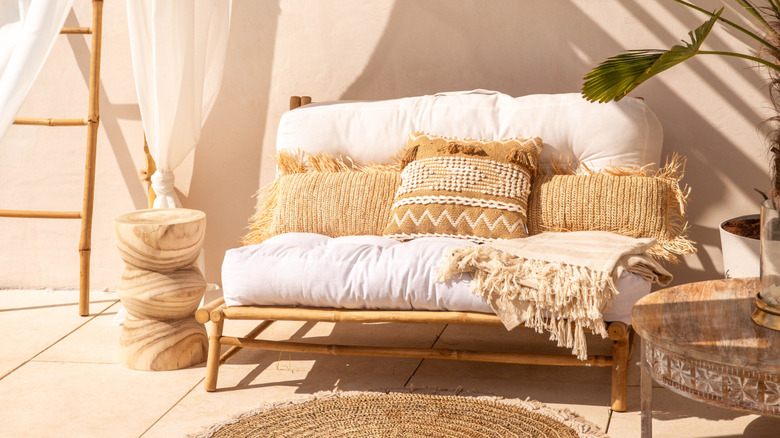 Bambu veranda mobilyaları, döşemeler, yastıklar.
