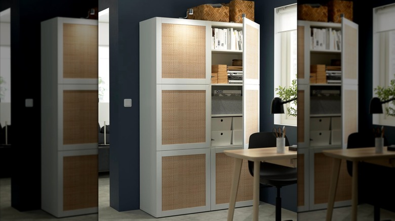 IKEA BESTÅ beyaz Studsviken/beyaz dokuma kavak renginde, içinde kutular ve kitaplar var