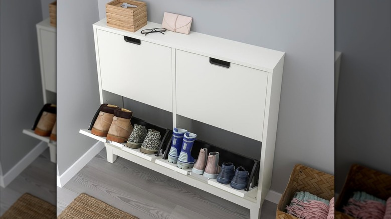 IKEA STÄLL girişte birden fazla çift ayakkabı tutuyor