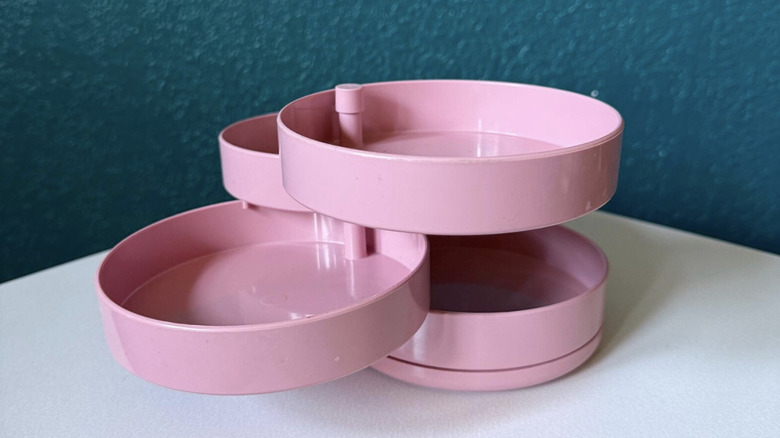Beyaz bir masa üzerinde vintage pembe Interdesign döner organizatör