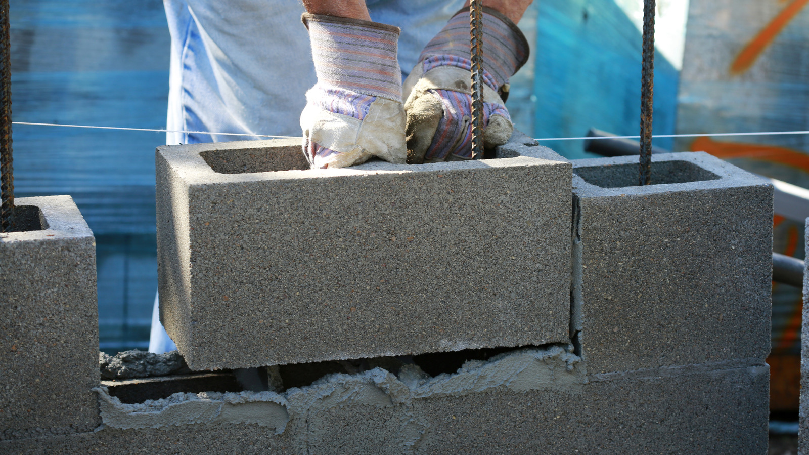 Beton Bloklardan Yapılmış Destansı Bir Çiçek Tarhıyla Arka Bahçesini Dönüştürüyor