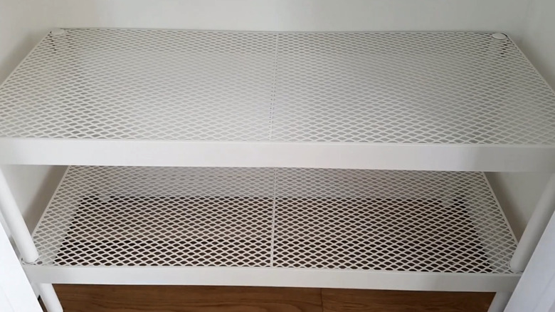 Dolaptaki beyaz IKEA ayakkabı rafının yakın çekimi.