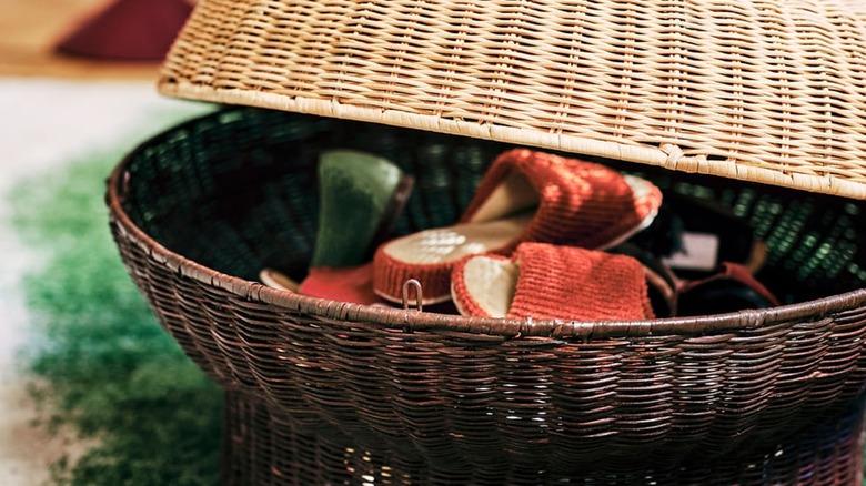 rattan osmanlı ayakkabı saklama alanını ortaya çıkarmak için açık