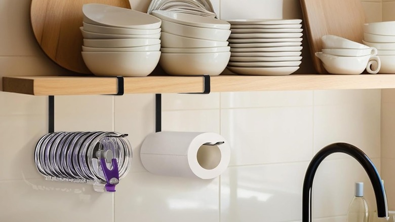 Jolensoy Tumbler Kapak Düzenleyici mutfakta kapak ve kağıt havlu tutmak için kullanılıyor