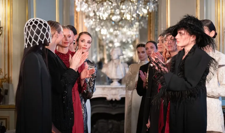 Mütevazı giyim, Paris Mütevazı Moda Haftası'ndaki Türk markası Tug Fashion'ın tasarımları gibi, miras silüetlerini yüksek moda stiliyle giderek daha fazla harmanlıyor
