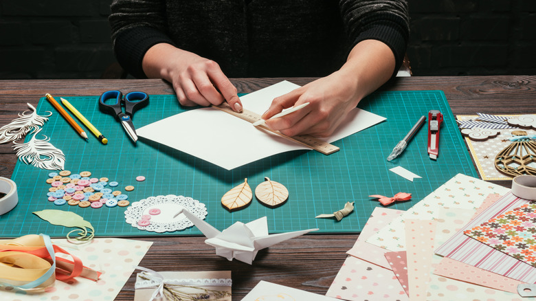 Scrapbooking yapan kişinin yakın çekimi
