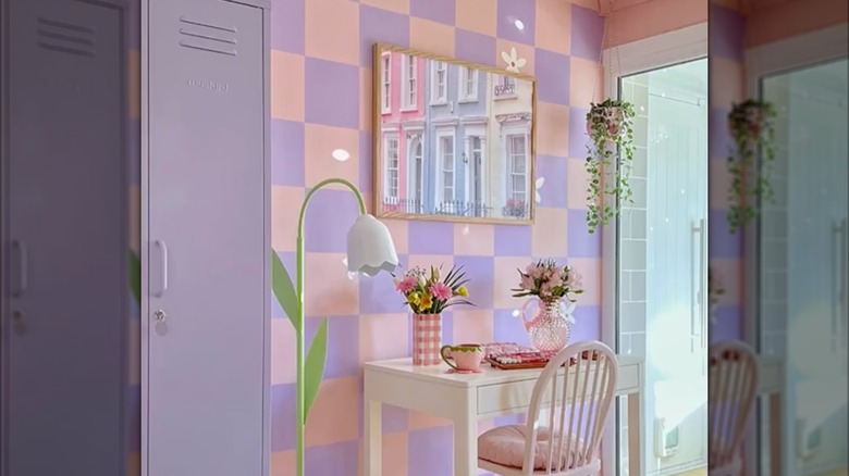 Beyaz bir masa ve çiçeklerin arkasında modern pembe ve mor dama tahtası duvarı