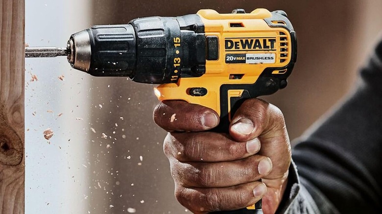 Ahşapta delik açmak için DEWALT matkabı kullanılıyor