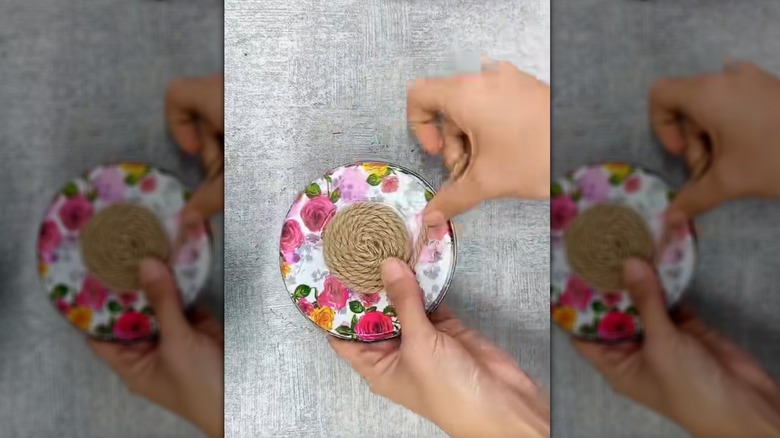 Sicimi metal bir kavanoz kapağına yapıştıran kişi