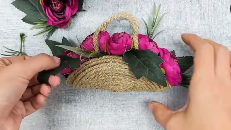 İple kaplı metal kapaktan yapılmış DIY çiçek sepeti