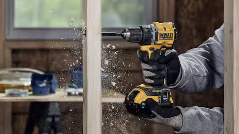 Ahşap kirişte delik açmak için kullanılan Dewalt matkabı