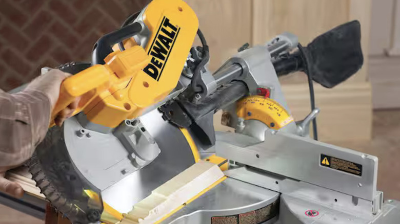 Dewalt Gönye Testere açılı kesmeye ayarlanıyor
