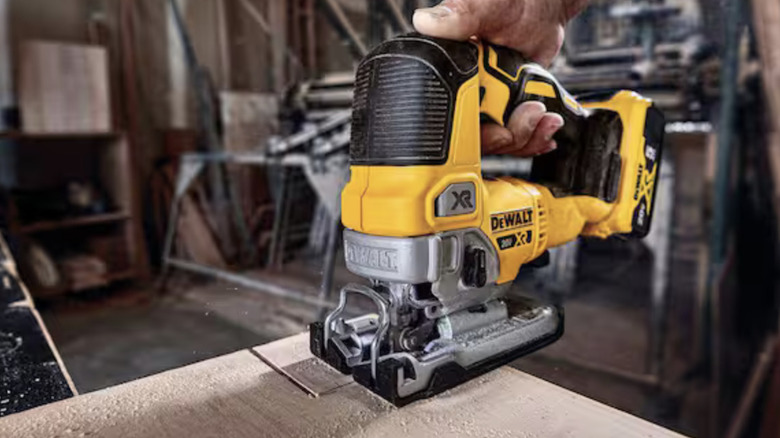 Tahta levhada kesim yapan Dewalt yapboz